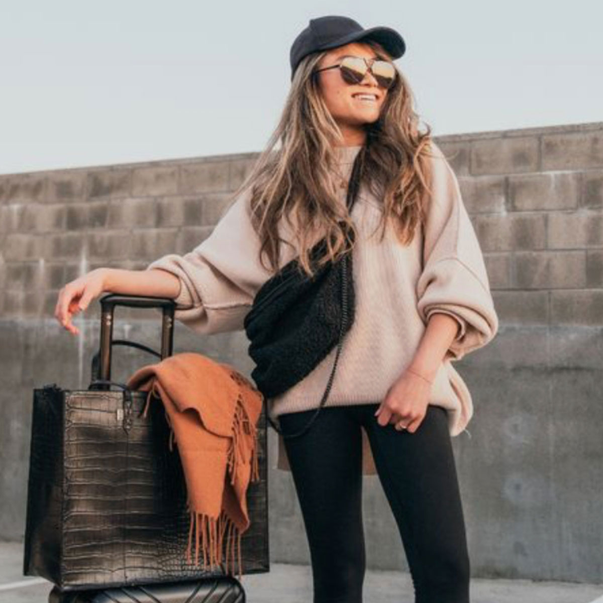 Outfit with crossbody bag and black hat