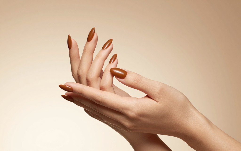 Almond-shaped caramel nails for September