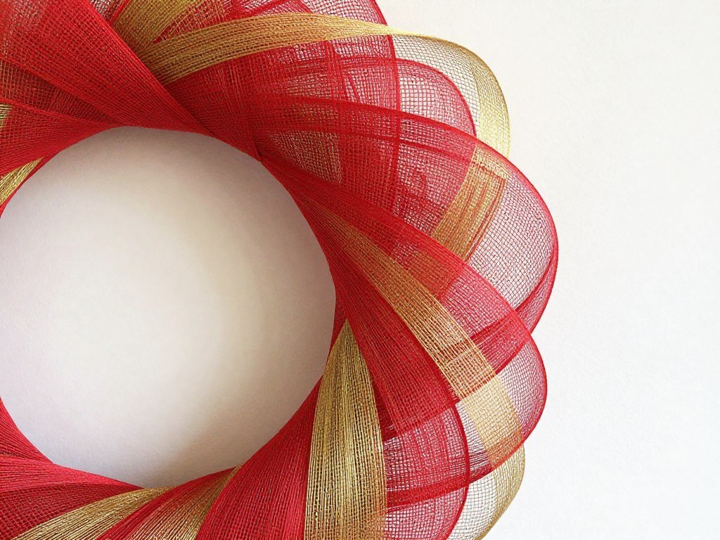 Side view showing layers of deco mesh on wreath