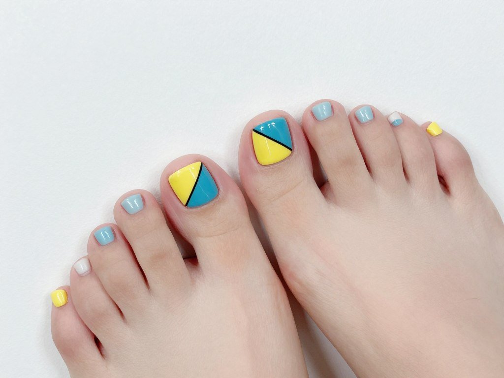 Triangle geometric pattern nail art on summer toe nails